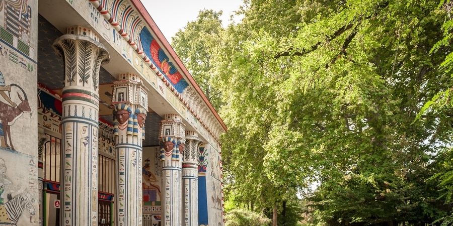 Zoo Antwerpen: de Egyptische tempel, het onderkomen van de giraffen Zoo Antwerpen: de Egyptische tempel, het onderkomen van de giraffen